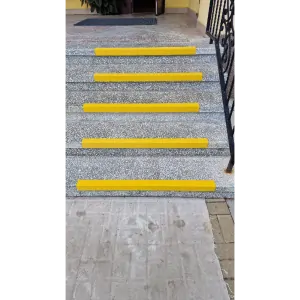 Coltare de atentionare atasate pe marginile treptelor cu suprafata abraziva | COBA Grip