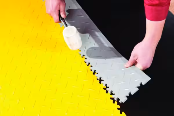 3180 pardoseala industriala din pvc pentru zone cu trafic intens si tonaj ridicat fortel fortelock 600x400 1 Pardoseala industriala din material reciclat pentru zone cu trafic intens si tonaj ridicat , model Coins | Industry ECO gri | Fortelock - Magazin Online Unilift Serv Pardoseala industriala Pardoseala industriala din material reciclat pentru zone cu trafic intens si tonaj ridicat , model Coins | Industry ECO gri | Fortelock - imagine 2