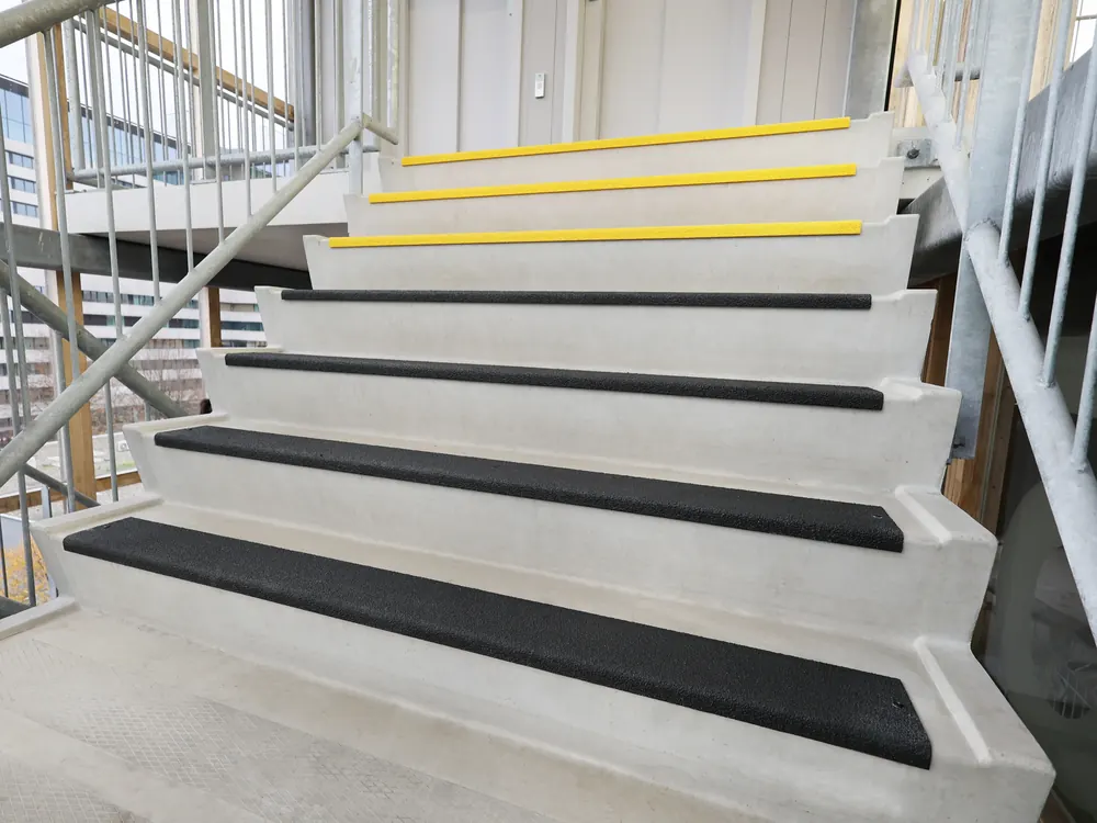 Scară de beton cu trepte antiderapante negre din GRP și muchii galbene de contrast