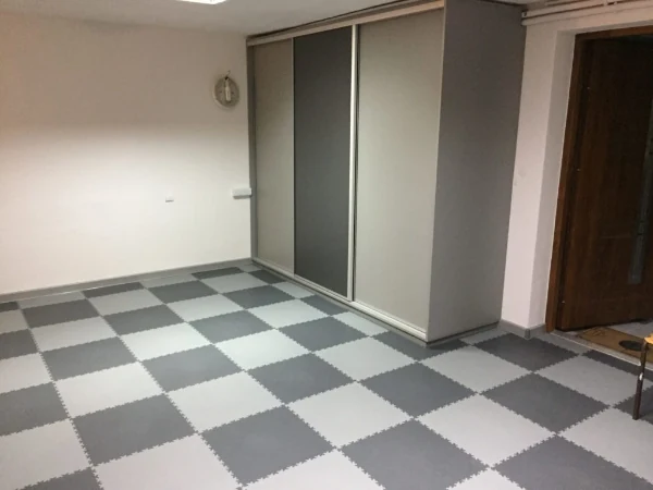 Spațiu interior cu pardoseală Fortelock montată în șah gri și alb