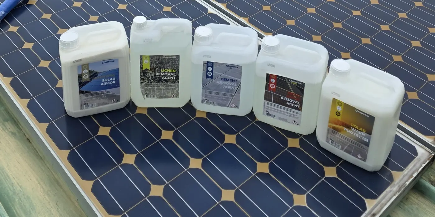 Gama Chemitek pe un panou fotovoltaic: Antistatic Solar Armor, Lichen Removal Agent, Cement Removal Agent, Rust Removal Agent și Solar Wash Protect