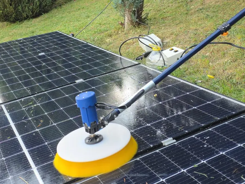 Peria electrică UnicleanSolar pe panourile unei case, cu grădina în fundal