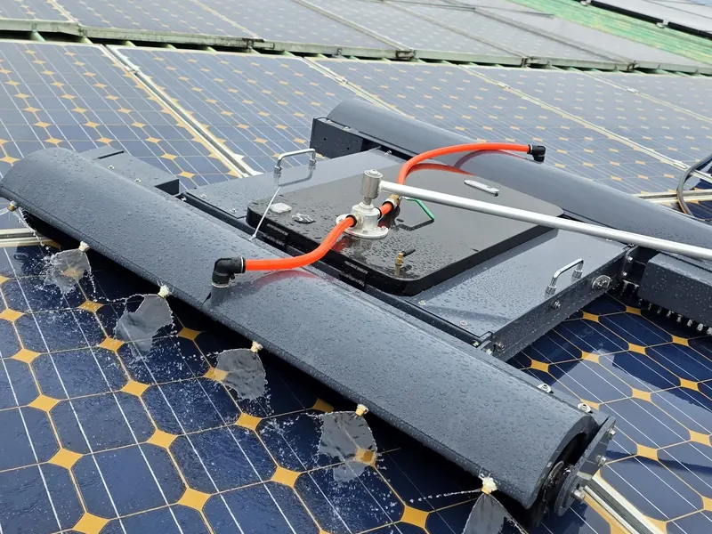 Robot DUO UnicleanSolar în lucru pe rânduri lungi de panouri fotovoltaice
