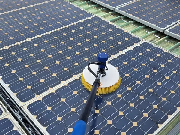 Peria electrică UnicleanSolar, cu disc galben, pe lance, pe un panou fotovoltaic