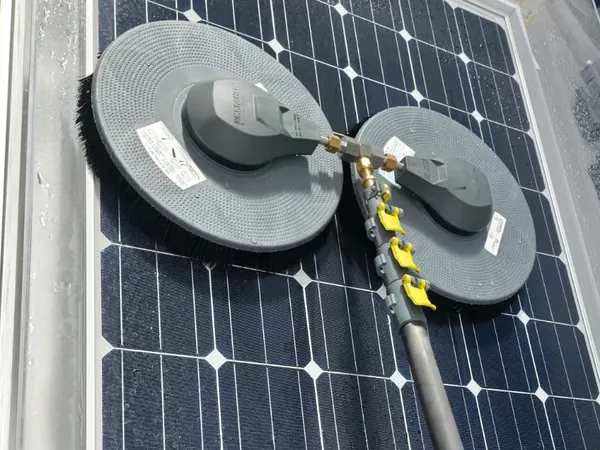 Perie disc iSolar cu două discuri, pe lance, pe un panou fotovoltaic
