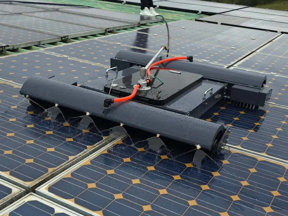 Robot DUO cu două perii cilindrice, în lucru pe un acoperiș acoperit de panouri