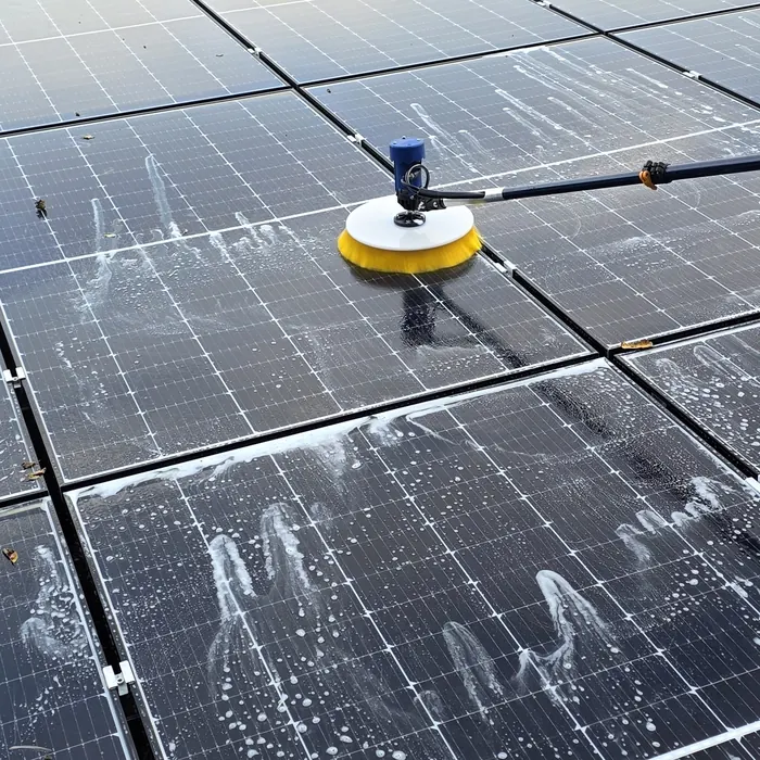 Peria electrică pe lance și spumă de spălare pe panourile unui acoperiș