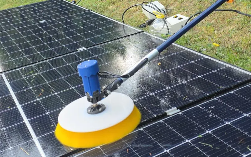 Peria electrică UnicleanSolar pe lance, pe panourile unei case, cu grădina în fundal