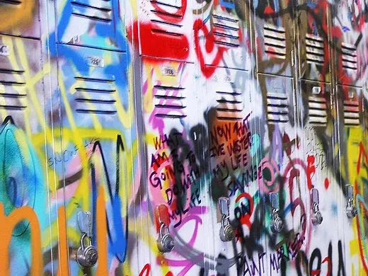 Dulapuri metalice de școală acoperite de graffiti și marker