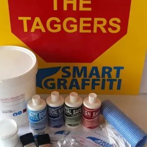 Kit de intervenție Smart Graffiti: flacoane, șervețele și lavete, cu bannerul „Stop the taggers”