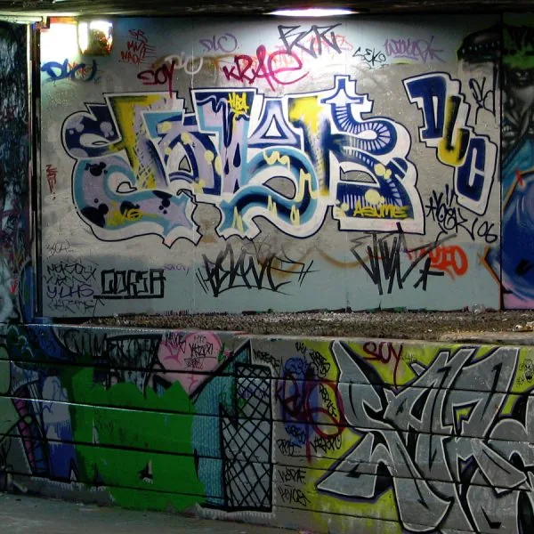 Zid de cărămidă acoperit de graffiti