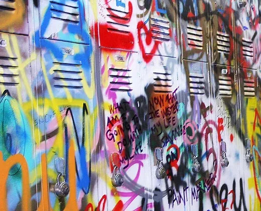 Dulapuri metalice acoperite de graffiti și marker