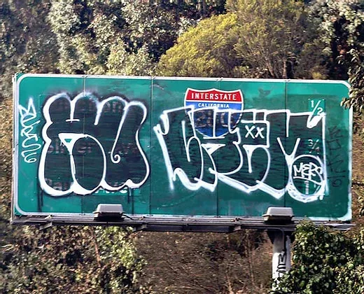 Panou rutier vandalizat cu graffiti