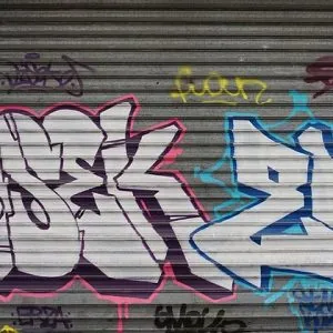 Rulou metalic de garaj acoperit de graffiti