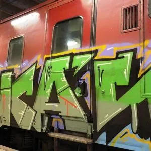 Vagon de tren cu graffiti mari pe laterală