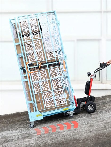 xsto lfc300 galerie1 Acasă - Magazin Online Unilift Serv Cărucior-cușcă încărcat, tractat pe o rampă de un tractor electric XSTO
