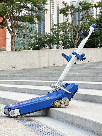 xsto tr250t galerie4 Cărucioare electrice pentru scări XSTO - Magazin Online Unilift Serv Urcătorul de scări XSTO TR250T pe o scară publică