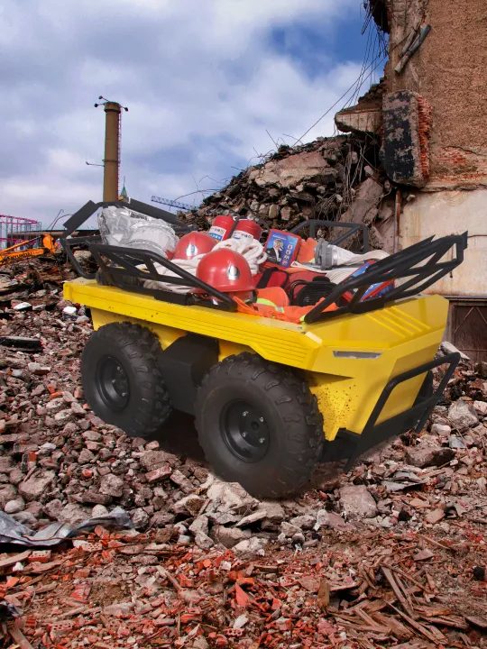 Vehicul electric de teren XSTO UV400P4 încărcat cu materiale, pe moloz