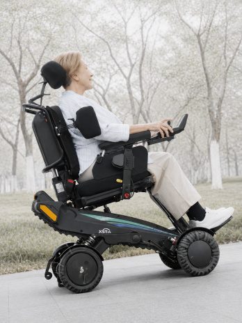 Femeie într-un robot de mobilitate XSTO X12, pe o alee de parc