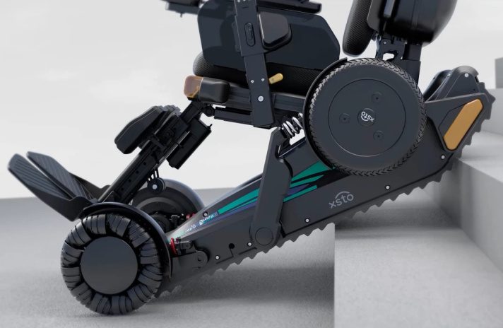 Robot de mobilitate XSTO X12 Pro urcând o scară pe șenile