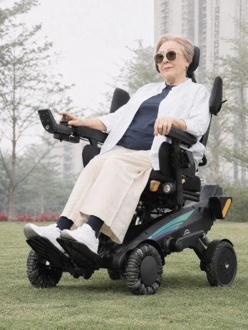 Femeie într-un robot de mobilitate XSTO X12 Pro, pe o alee