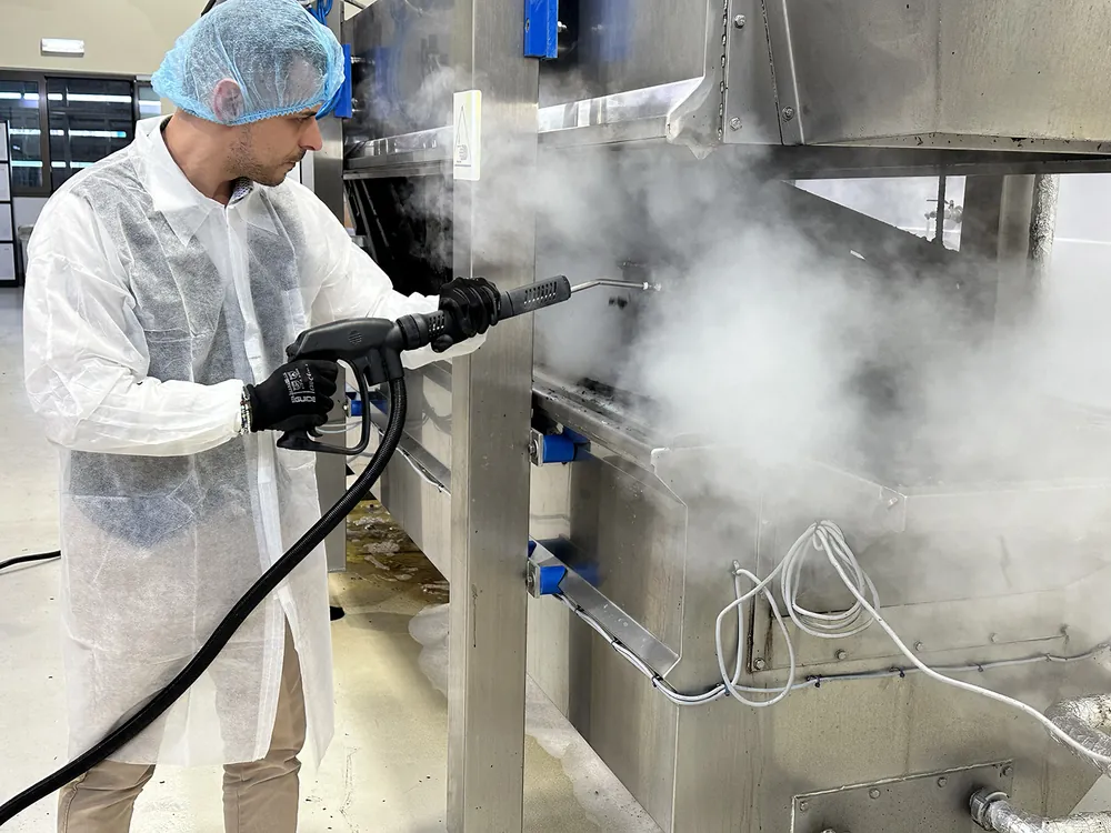 ulab hero 1 Acasă - Magazin Online Unilift Serv Operator în echipament de protecție curăță cu abur un echipament din inox pe o linie de producție alimentară