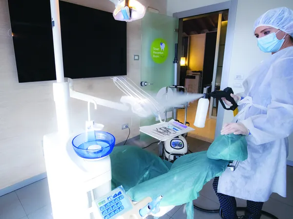 ulab hero 2 600 Acasă - Magazin Online Unilift Serv Asistentă cu mască și bonetă igienizează cu abur un scaun stomatologic